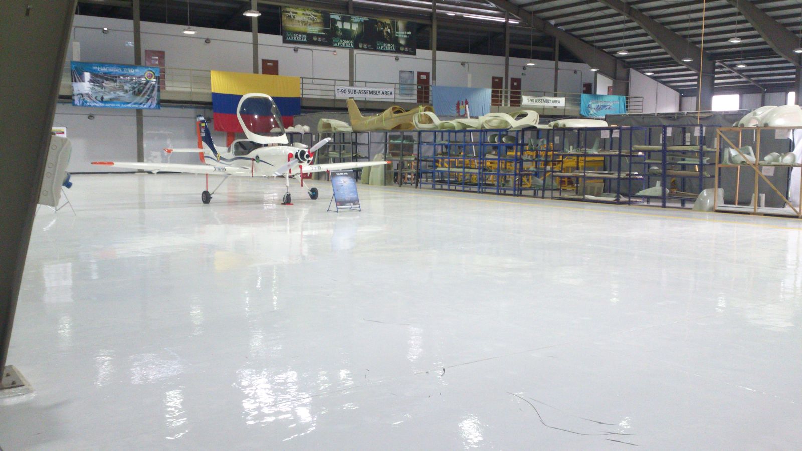 gsa-proyecto-hangar-bogota-piso-epoxico-01 Hangar de aviación en Bogotá con piso epóxico Sikafloor-264 brillante, instalado por GSA Ingeniería