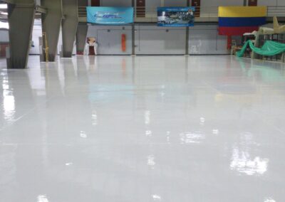 Nave de hangar con piso epóxico continuo de alto brillo en Bogotá, GSA Ingeniería