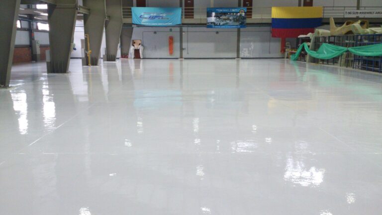 Nave de hangar con piso epóxico continuo de alto brillo en Bogotá, GSA Ingeniería