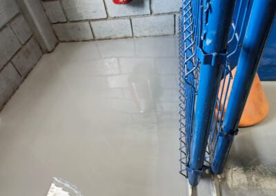 Piso epóxico multicapa continuo junto a cerramiento en malla en planta de fabricación, obra de GSA Ingeniería