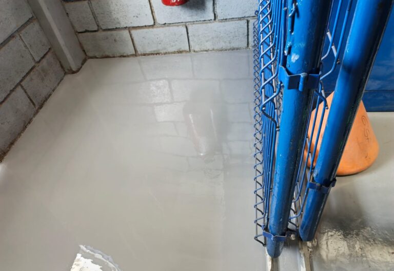 Piso epóxico multicapa continuo junto a cerramiento en malla en planta de fabricación, obra de GSA Ingeniería
