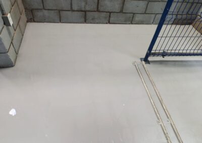 Área de almacenamiento con piso epóxico multicapa gris terminado por GSA Ingeniería