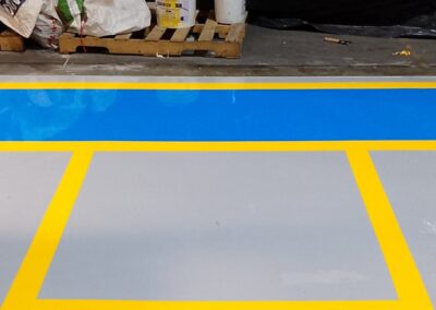 Demarcación de área de almacenamiento sobre piso epóxico multicapa aplicado por GSA Ingeniería