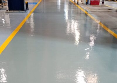 Pasillo de circulación con piso epóxico multicapa terminado por GSA Ingeniería