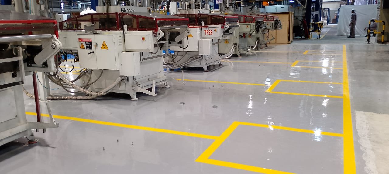 gsa-proyecto-industria-fabricacion-pasillos-01 Pasillo con piso epóxico multicapa gris y demarcación amarilla y azul aplicado por GSA Ingeniería en planta industrial