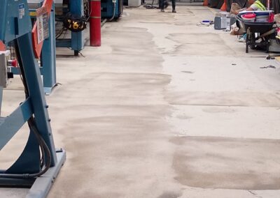 Demarcación amarilla sobre piso epóxico multicapa en zona de producción, obra de GSA Ingeniería