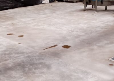 Detalle de pasillo con piso epóxico multicapa terminado por GSA Ingeniería