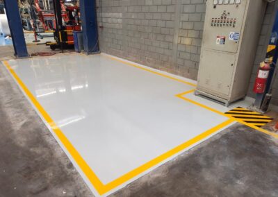 Zona de tableros eléctricos con piso antiestático Sikafloor-262 instalado por GSA Ingeniería