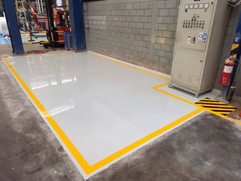 Zona de tableros eléctricos con piso antiestático Sikafloor-262 instalado por GSA Ingeniería