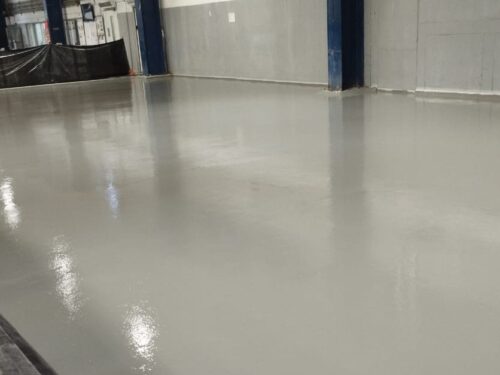 Piso epóxico multicapa terminado por GSA Ingeniería en bodega de industria de plásticos