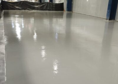 Acabado brillante del piso epóxico Danofloor ES PRO aplicado por GSA Ingeniería en bodega industrial