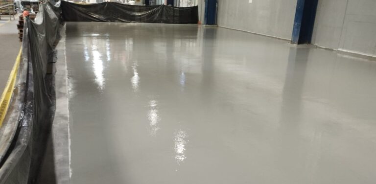 Acabado brillante del piso epóxico Danofloor ES PRO aplicado por GSA Ingeniería en bodega industrial