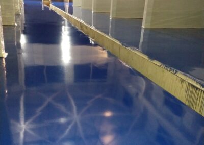 Pasillo de mercado público con piso sanitario de poliuretano cemento sin juntas