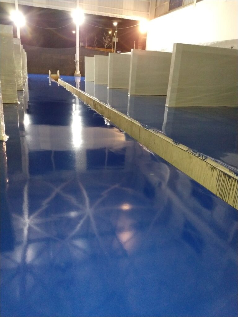 Pasillo de mercado público con piso sanitario de poliuretano cemento sin juntas