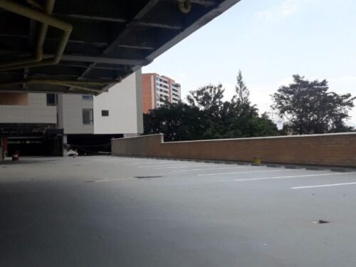 Impermeabilización de parqueadero con poliurea: parqueadero – vista general, Medellín