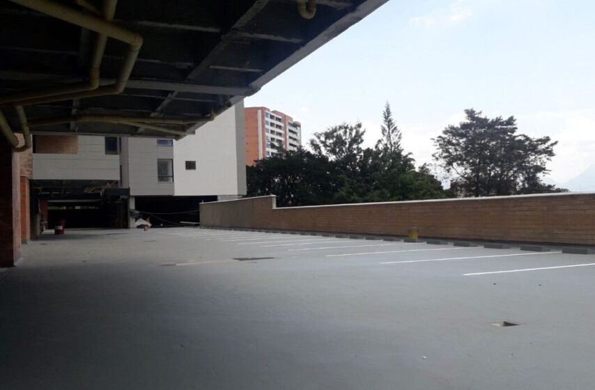 Impermeabilización de parqueadero con poliurea: parqueadero – vista general, Medellín