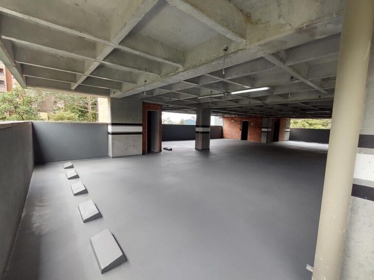 Impermeabilización con poliurea aplicada por GSA Ingeniería en losa de parqueadero en Medellín