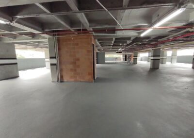 Membrana de poliurea Sikalastic-8850 instalada por GSA Ingeniería en parqueadero