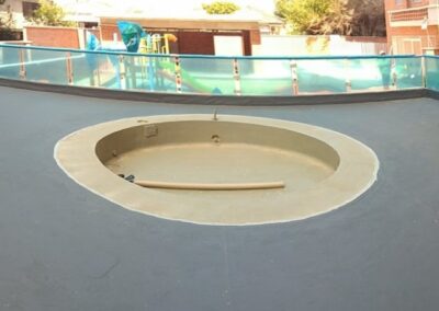 Zona perimetral de piscina con recubrimiento de poliurea aplicado por GSA Ingeniería