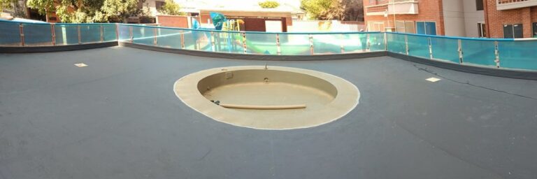 Zona perimetral de piscina con recubrimiento de poliurea aplicado por GSA Ingeniería
