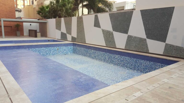 Membrana PVC Sarnafil instalada por GSA Ingeniería en piscina residencial