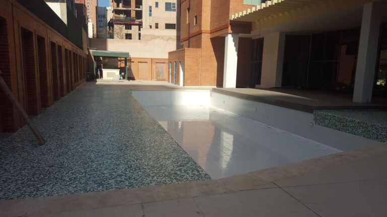 Piscina con membrana PVC terminada por GSA Ingeniería antes del llenado