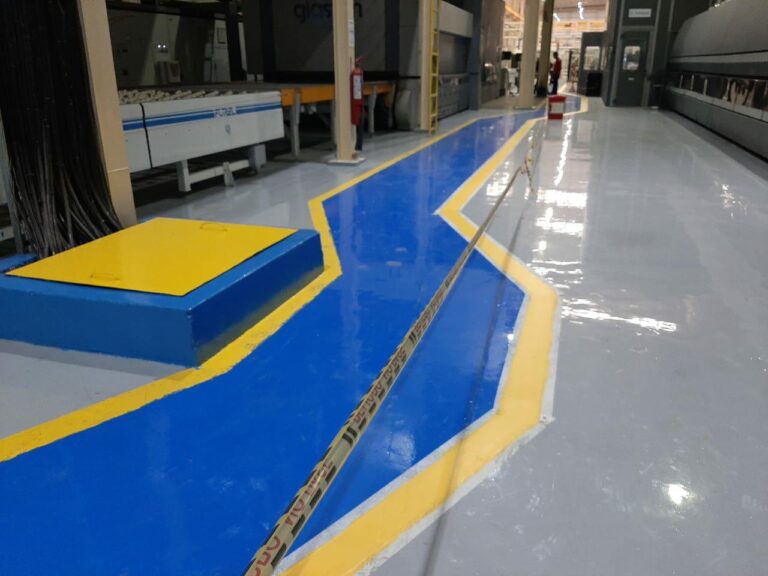 Piso epóxico con demarcación en planta industrial, Barranquilla – foto 3