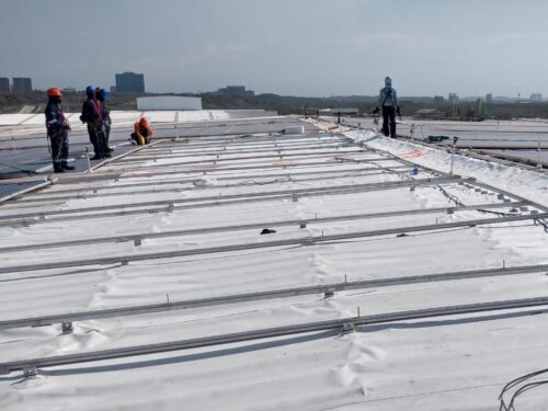 Instalación de membrana PVC Sikaplan 12G sobre cubierta metálica de planta industrial en Barranquilla, por GSA Ingeniería
