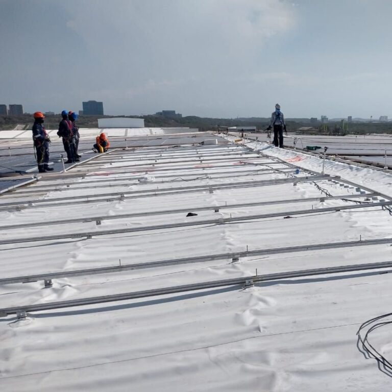 Instalación de membrana PVC Sikaplan 12G sobre cubierta metálica de planta industrial en Barranquilla, por GSA Ingeniería