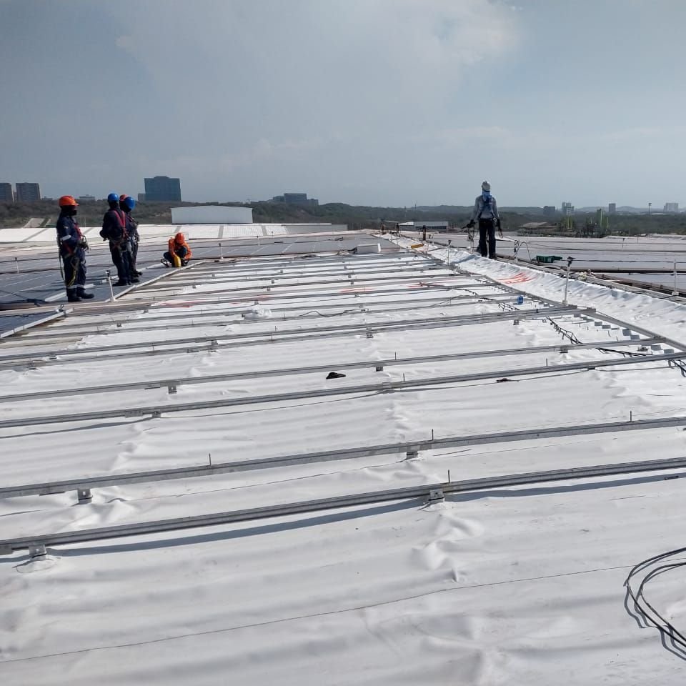 gsa-proyecto-planta-industrial-barranquilla-ampliacion-cubierta-pvc-01 Instalación de membrana PVC Sikaplan 12G sobre cubierta metálica de planta industrial en Barranquilla, por GSA Ingeniería