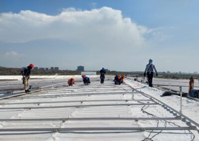 Cuadrilla de GSA Ingeniería instalando membrana PVC en cubierta industrial con paneles solares