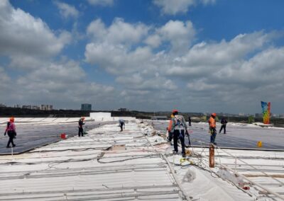 Avance de la impermeabilización con membrana PVC en cubierta metálica, obra de GSA Ingeniería