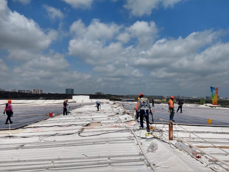 Avance de la impermeabilización con membrana PVC en cubierta metálica, obra de GSA Ingeniería