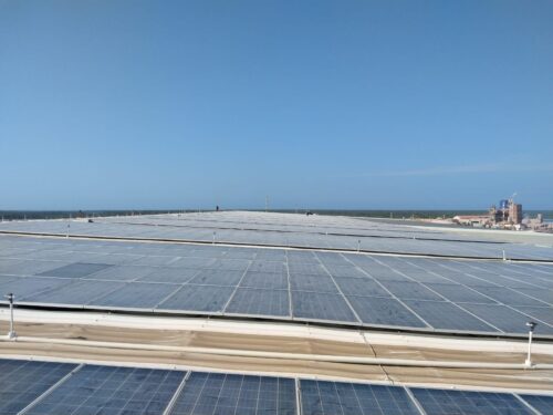 Cubierta metálica con paneles solares impermeabilizada con membrana PVC Sikaplan 12G por GSA Ingeniería en Barranquilla