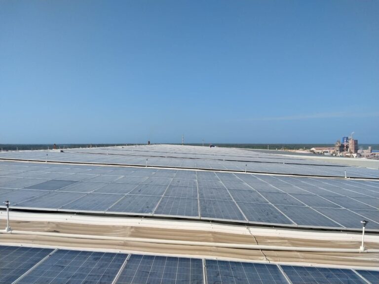 Cubierta metálica con paneles solares impermeabilizada con membrana PVC Sikaplan 12G por GSA Ingeniería en Barranquilla