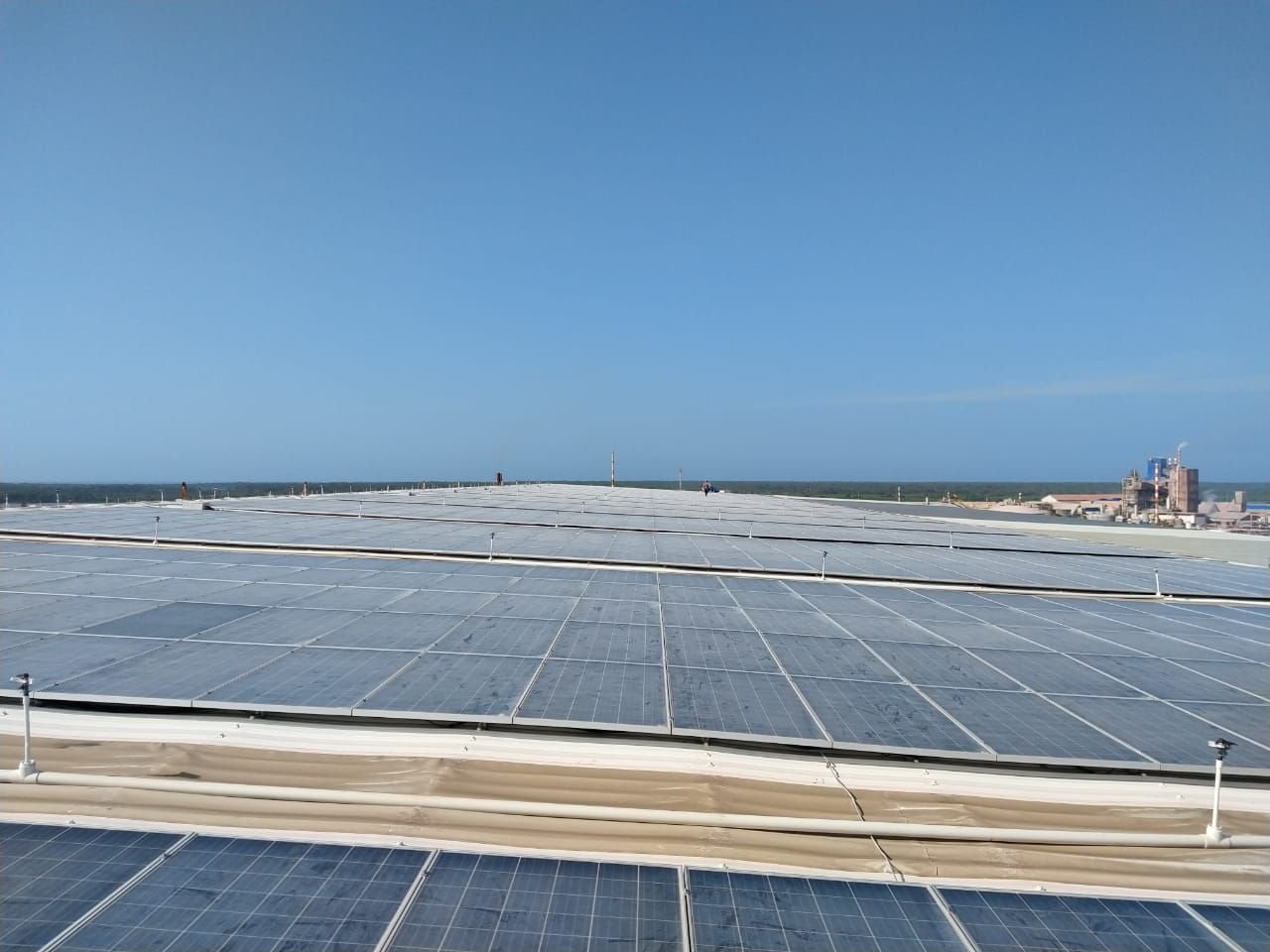 Cubierta metálica con paneles solares impermeabilizada con membrana PVC Sikaplan 12G por GSA Ingeniería en Barranquilla
