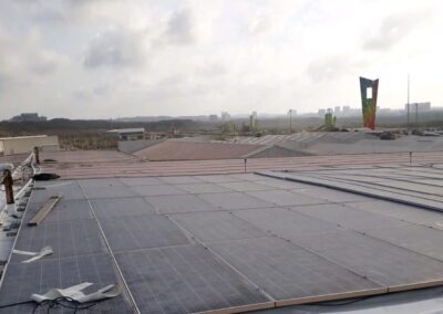 Remate de membrana PVC blanca junto a los paneles solares en cubierta industrial, obra de GSA Ingeniería