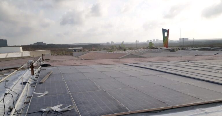 Remate de membrana PVC blanca junto a los paneles solares en cubierta industrial, obra de GSA Ingeniería
