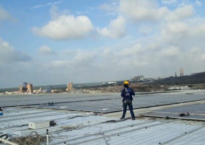 Membrana PVC Sikaplan 12G instalada sobre cubierta metálica de planta industrial en Barranquilla por GSA Ingeniería