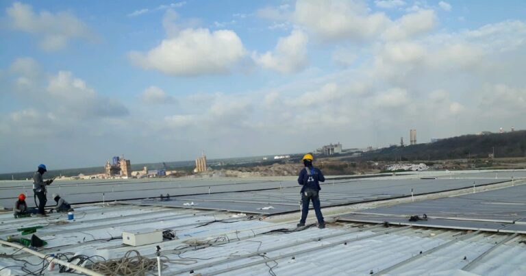 Membrana PVC Sikaplan 12G instalada sobre cubierta metálica de planta industrial en Barranquilla por GSA Ingeniería