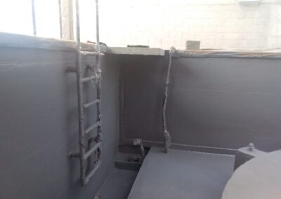 Muro de dique de contención con recubrimiento de poliurea gris aplicado por GSA Ingeniería