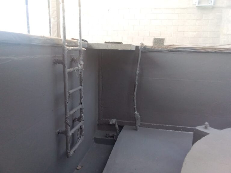 Muro de dique de contención con recubrimiento de poliurea gris aplicado por GSA Ingeniería