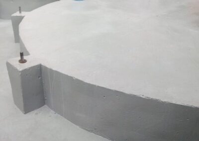 Base de tanque recubierta con poliurea pura dentro de dique de contención, obra de GSA Ingeniería