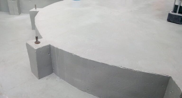 Base de tanque recubierta con poliurea pura dentro de dique de contención, obra de GSA Ingeniería