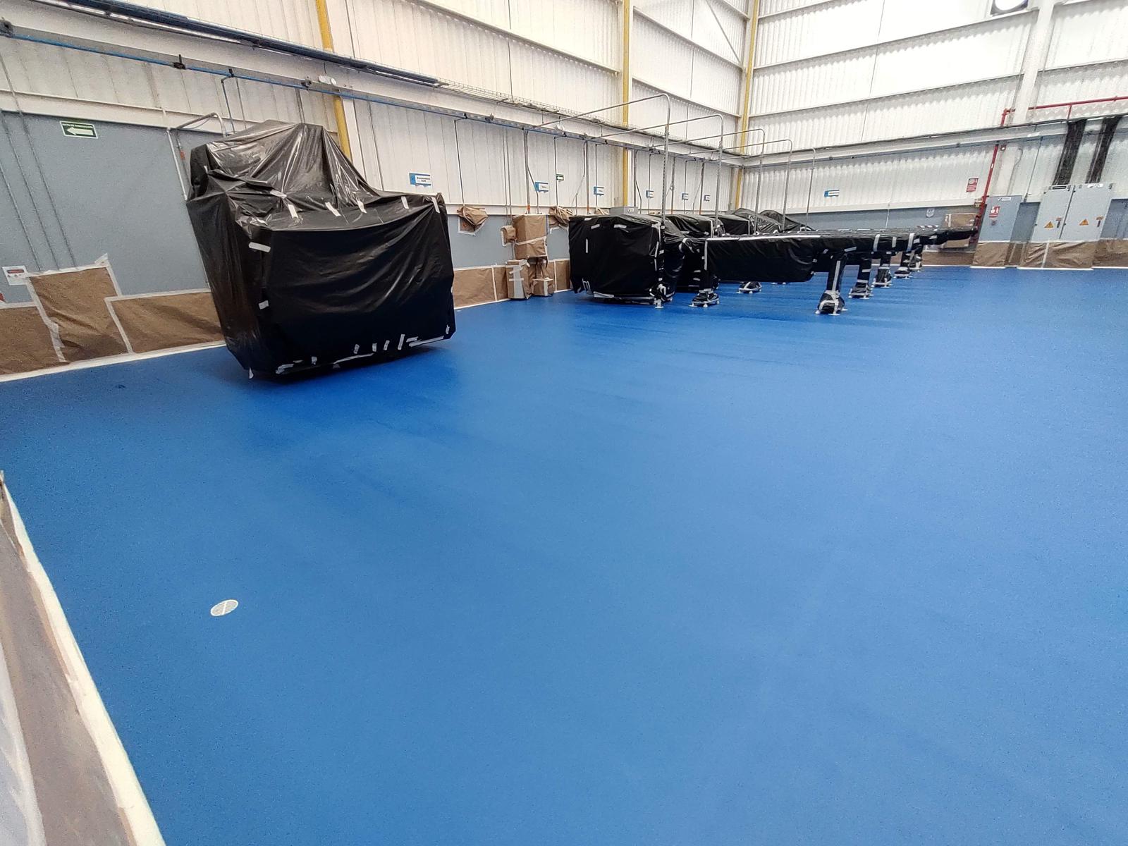 gsa-proyecto-planta-industrial-barranquilla-piso-poliuretano-cemento-01 Piso de poliuretano cemento Sikafloor PurCem Glossy con acabado de esmalte uretano azul en planta de producción en Barranquilla, por GSA Ingeniería