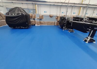Nave de planta industrial con piso continuo Sikafloor PurCem Glossy y esmalte uretano, GSA Ingeniería