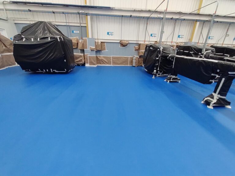 Nave de planta industrial con piso continuo Sikafloor PurCem Glossy y esmalte uretano, GSA Ingeniería