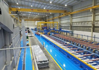 Pasillo de producción con piso epóxico azul instalado por GSA Ingeniería