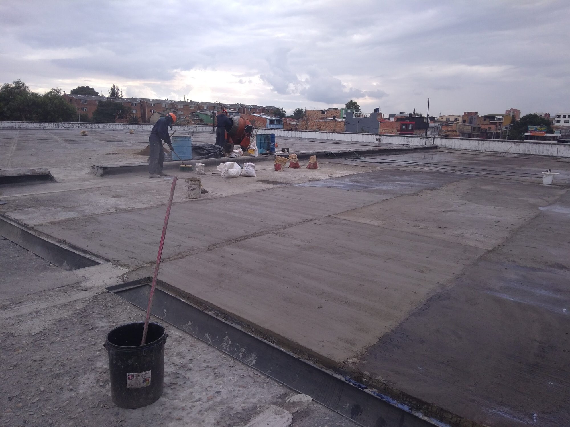 Impermeabilización con manto asfáltico granulado: cubierta – vista general, Bogotá