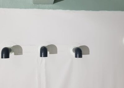 Detalle de pasatubos soldados en membrana PVC instalada por GSA Ingeniería